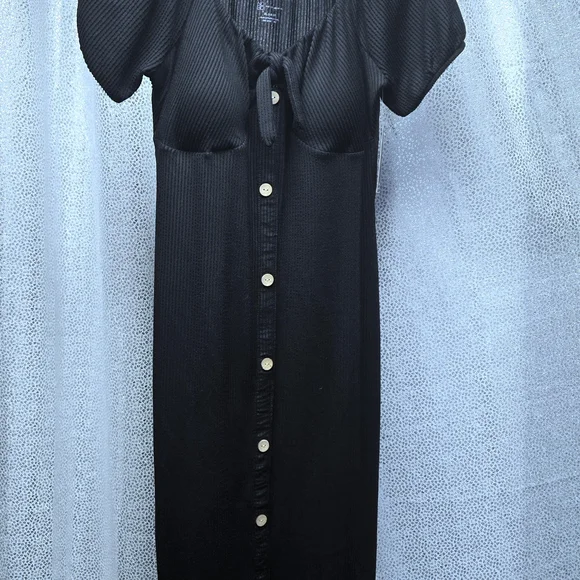 Elegant Black Midi Dress with Scoop Neck and Puff Sleeves - Picture 9 of 10